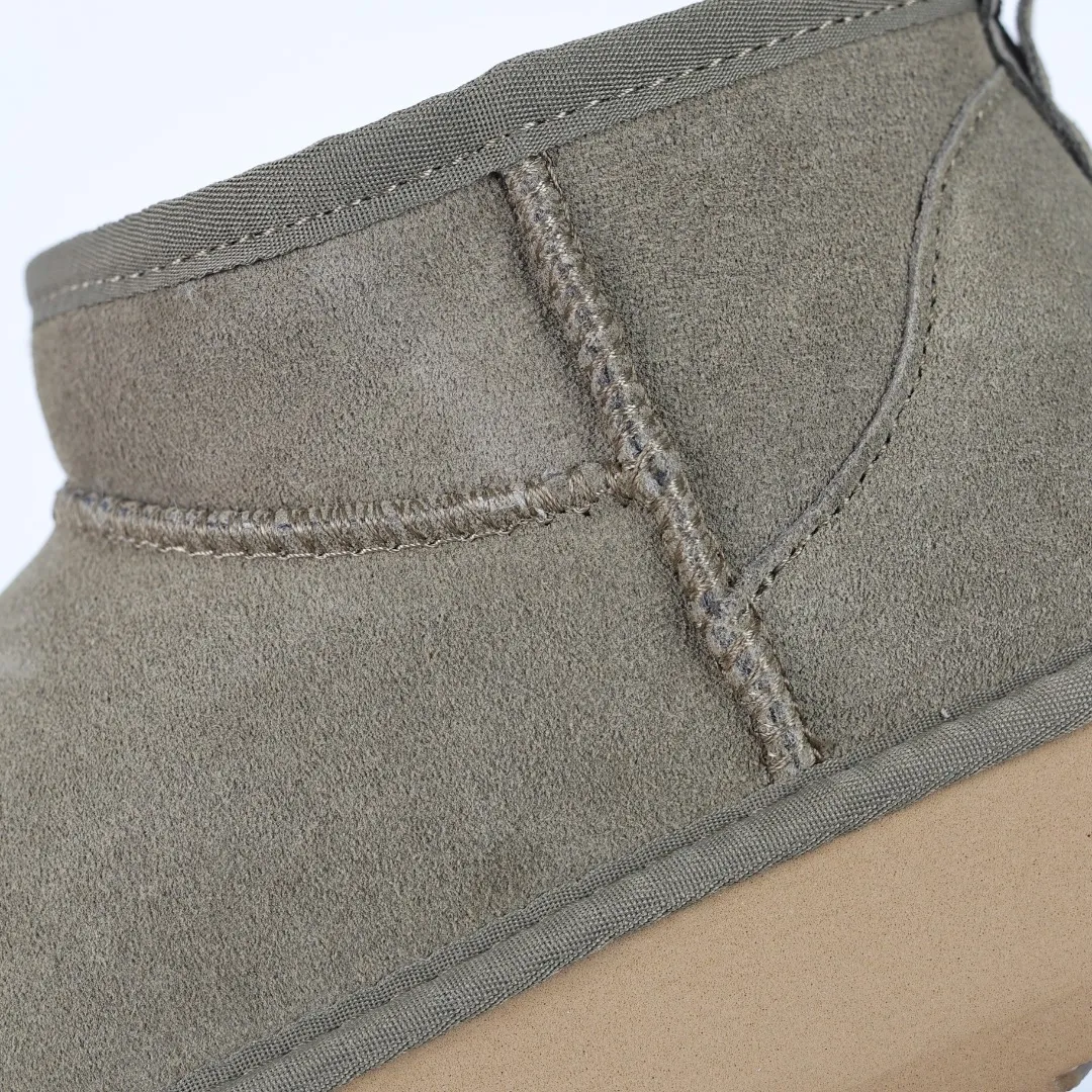 Pick up locally 💰440 The core recommendation is good price E4 UGG Thick-soled short style Zhou Dongyu and Wang Yibo's same series Xiaohongshu popular model Henan Longfeng leather production Cashmere insole is a very suitable choice for keeping warm in winter when going out and at home. In the new year, uug launched a style series, which is partially geared towards the preferences of young consumers and has also been at the forefront of fashion trends. Shoe body material UGGPURE™ implanted wool insole Lightweight non-slip and comfortable rubber outsole With brand LOGO and complete packaging Size: 35 36 37 38 39 40